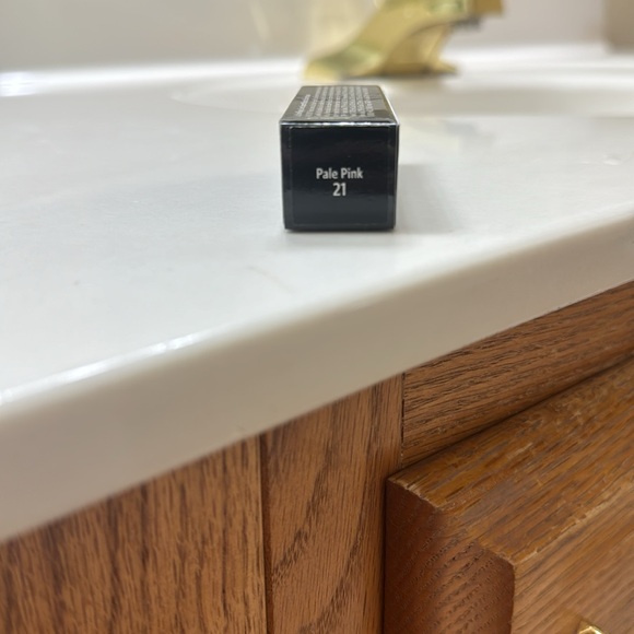 Bobby Brown lip color-PALE PINK 21 - Picture 2 of 6